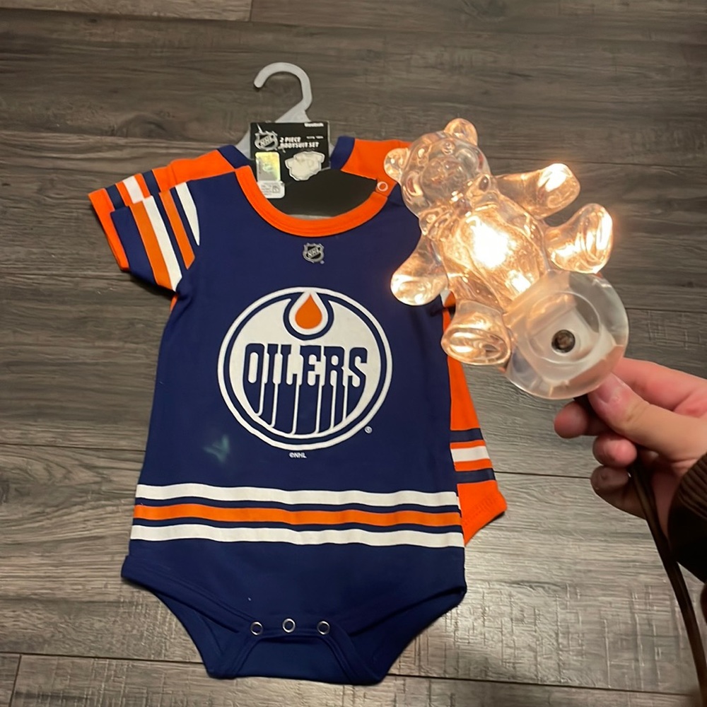 2 Piece Bodysuit Set(18 months) PLUS Teddy Bear night light